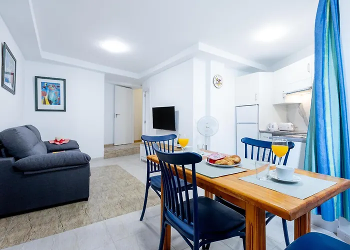 1i. Cozy Flores With Pool