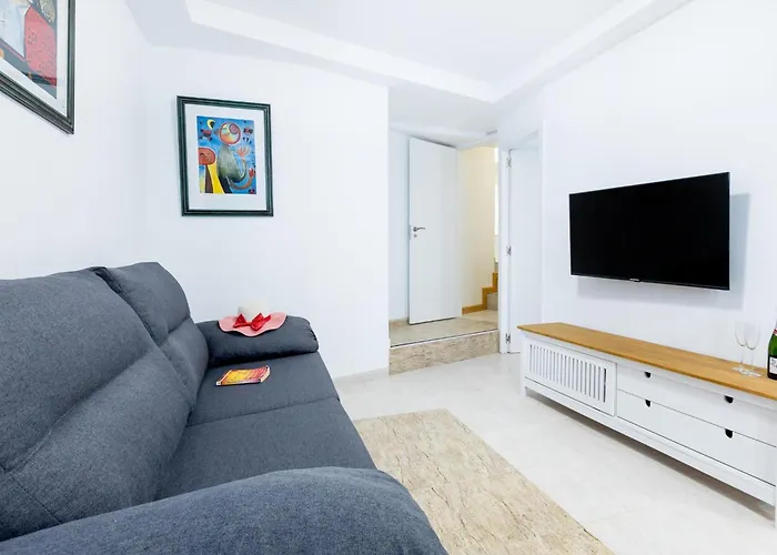 1i. Cozy Flores With Pool