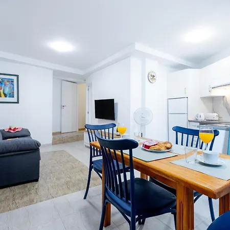 1i. Cozy Flores With Pool